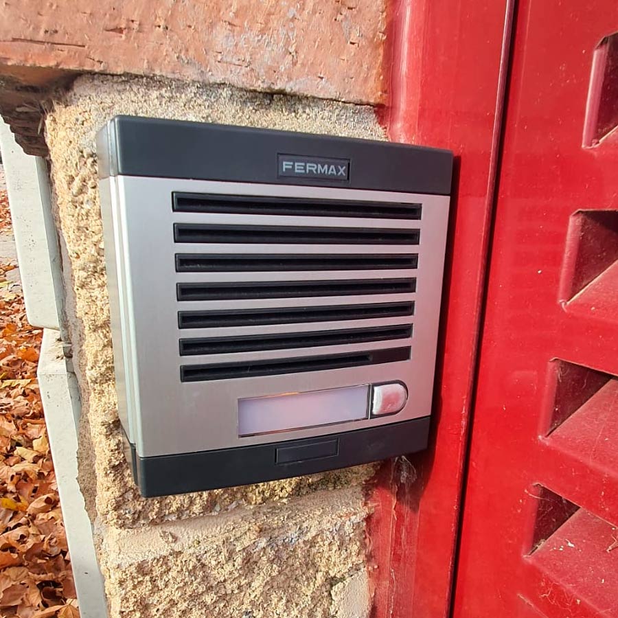 Instalación de telefonillo sin videovigilancia en vivienda particular en Madrid